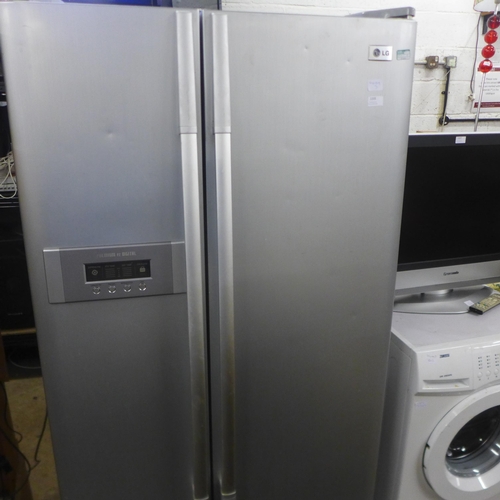 2205 - LG American style fridge freezer - W,  newly serviced