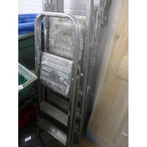 2290 - 3 metal step ladders