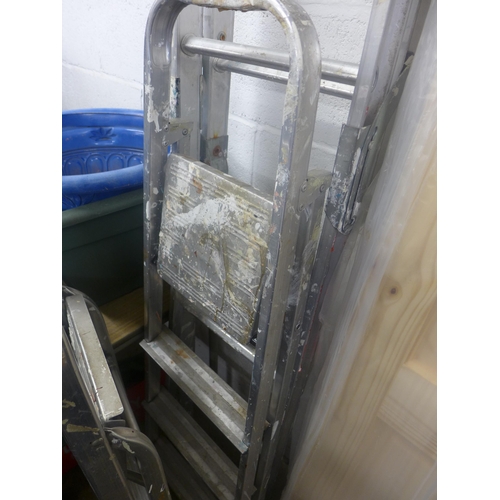 2290 - 3 metal step ladders