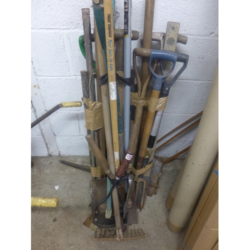 2296 - 4 bundles of garden tools