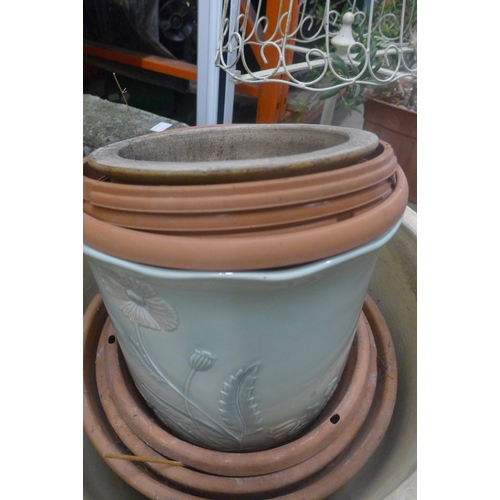 2309a - 6 various large round plant pots