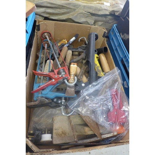 2029 - Approx 60joinery tools: chisels, hammers, trolley, files, etc. and 40-50 rolls of stripped wallpaper