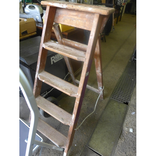 2050a - Wood step ladder and Durabest UK 2 step steel ladder