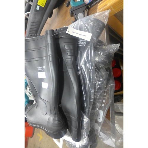 2280 - 4 pairs of mixed size wellington boots - unused