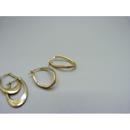 1000 - Two pairs of 9ct gold earrings and one pair of bonded 9ct gold earrings, one pair a/f, total weight ... 