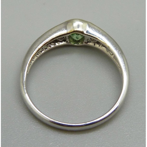 1005 - A 9ct gold, peridot and white stone ring, 2.8g, O