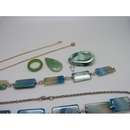 1010 - An agate jewellery suite and other jewellery including jade