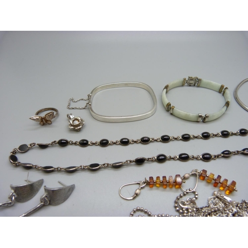 1034 - Jewellery including silver and silver mounted