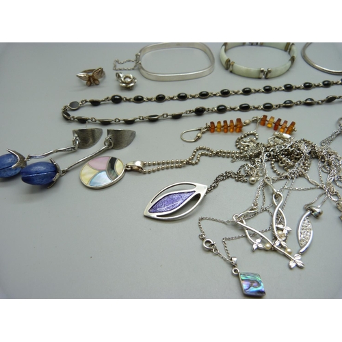 1034 - Jewellery including silver and silver mounted