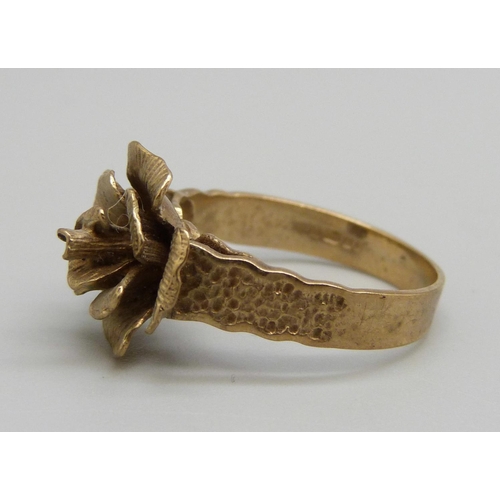 1042 - A 9ct gold flower ring, 3.7g, P