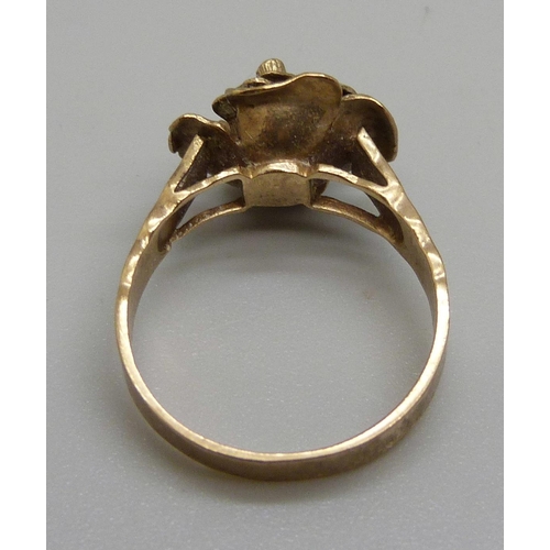 1042 - A 9ct gold flower ring, 3.7g, P