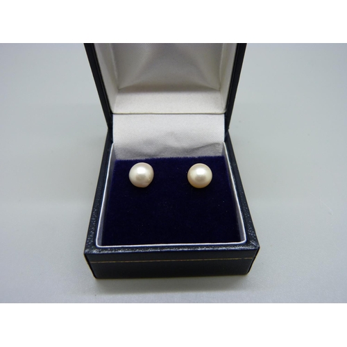 1056 - A pair of 9ct gold cultured pearl stud earrings