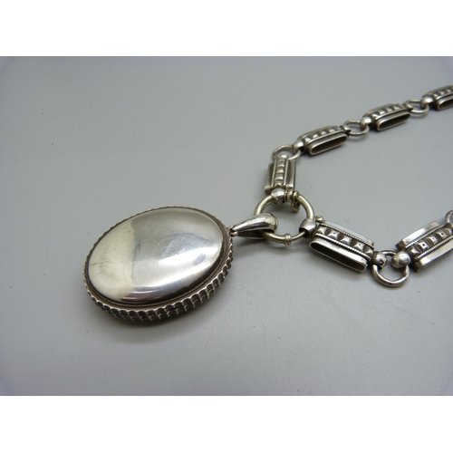 1077 - A c1900 locket and collar/chain