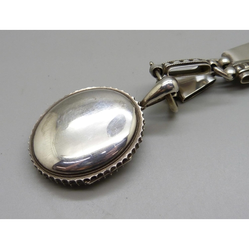 1077 - A c1900 locket and collar/chain