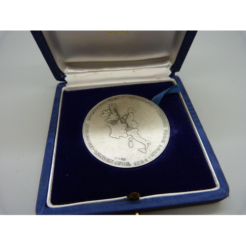 1081 - An Italian 925 silver medallion, in box, 44g