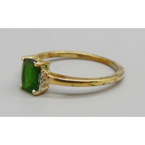 1084 - A silver gilt, chrome diopside and white zircon ring, with certificate, S