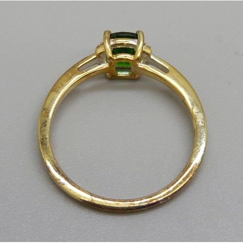 1084 - A silver gilt, chrome diopside and white zircon ring, with certificate, S