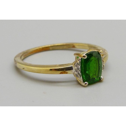 1084 - A silver gilt, chrome diopside and white zircon ring, with certificate, S