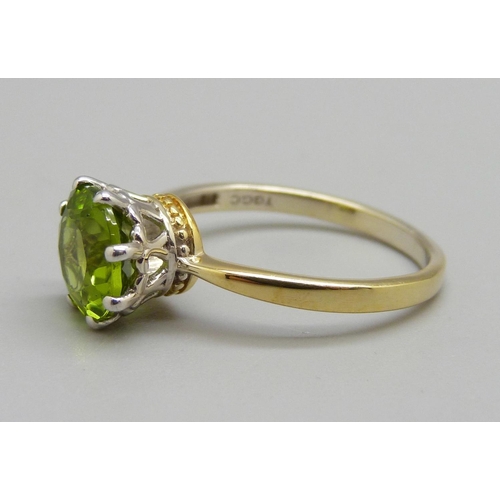 1085 - A silver gilt and peridot solitaire ring, with certificate, Q