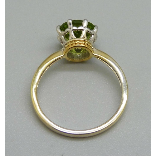 1085 - A silver gilt and peridot solitaire ring, with certificate, Q