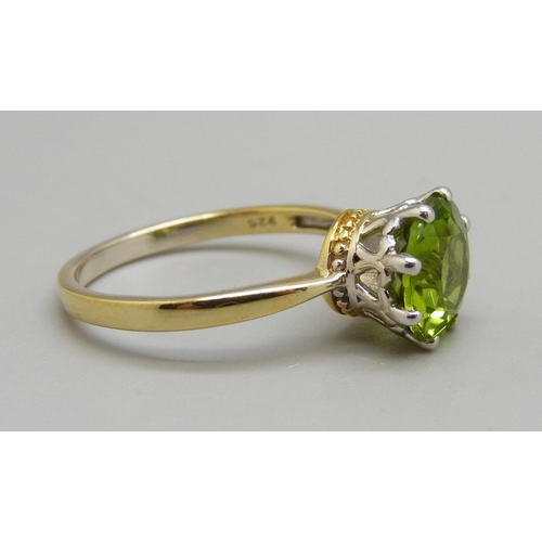 1085 - A silver gilt and peridot solitaire ring, with certificate, Q