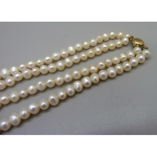 1093 - A pearl necklace with 9ct gold fastener