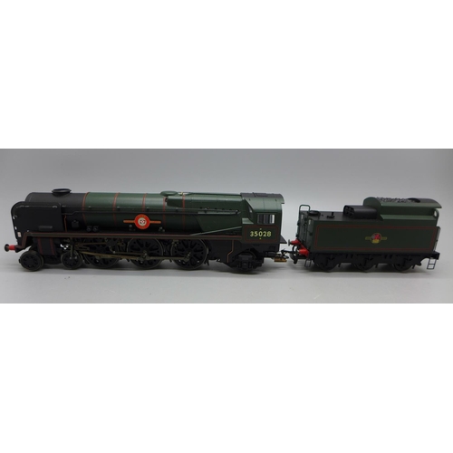 615 - A Hornby Merchant Navy 35028 00 gauge locomotive and tender