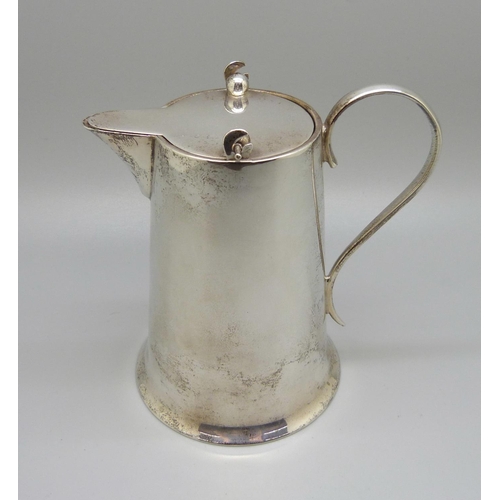 846 - A silver cream jug, Chester 1908, 182g, 10cm