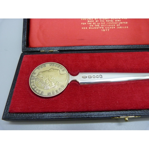 862 - A Queen Elizabeth II silver letter opener, cased, designed by Stuart Devlin, 1977, 67g