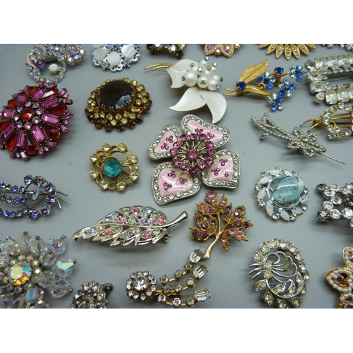 882 - A collection of brooches