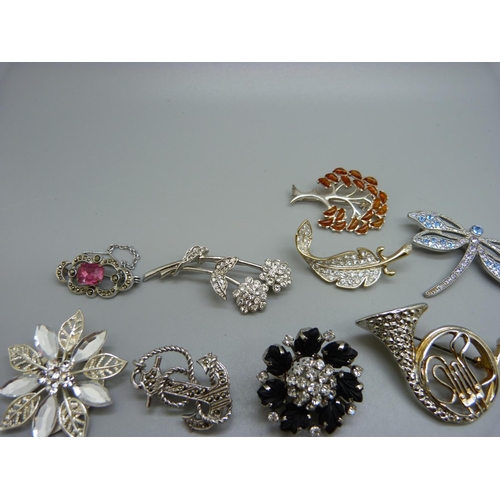 890 - Twenty-two costume brooches