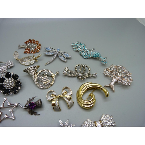 890 - Twenty-two costume brooches