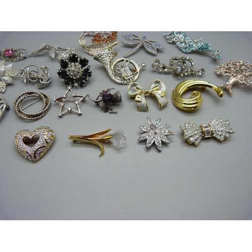 890 - Twenty-two costume brooches