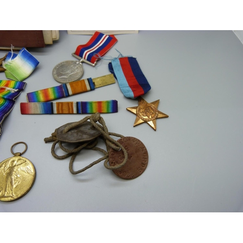 900 - A trio of WWI medals to 22081 Pte. F Johnson G. Gds., (served 1915 to 1924), Service and Pay Book, t... 