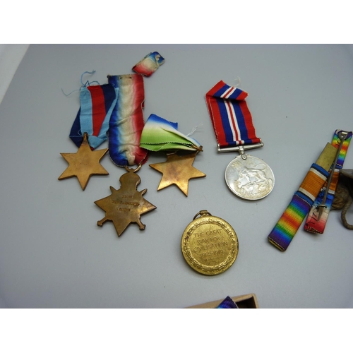 900 - A trio of WWI medals to 22081 Pte. F Johnson G. Gds., (served 1915 to 1924), Service and Pay Book, t... 