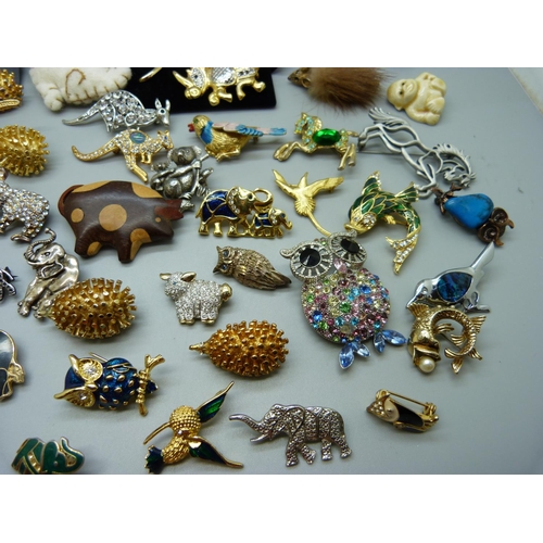 905 - A collection of costume brooches, animal themed