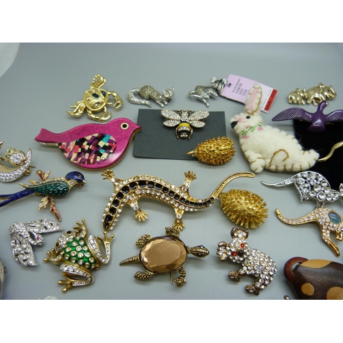 905 - A collection of costume brooches, animal themed