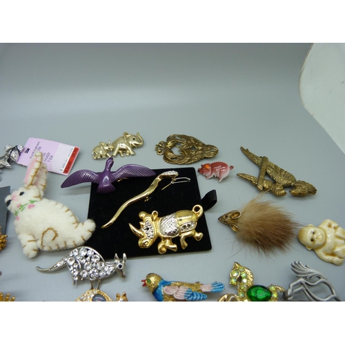 905 - A collection of costume brooches, animal themed