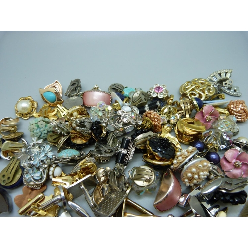 915 - Forty-four pairs of vintage clip-on earrings and seventeen pairs of cufflinks