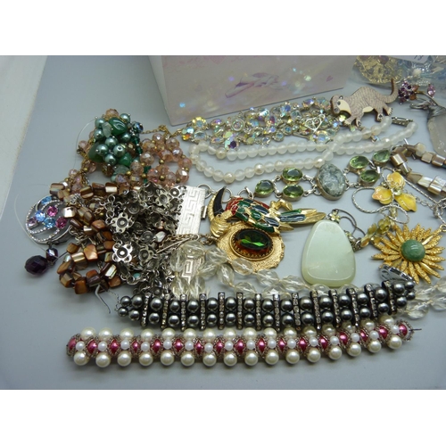 916 - Costume jewellery