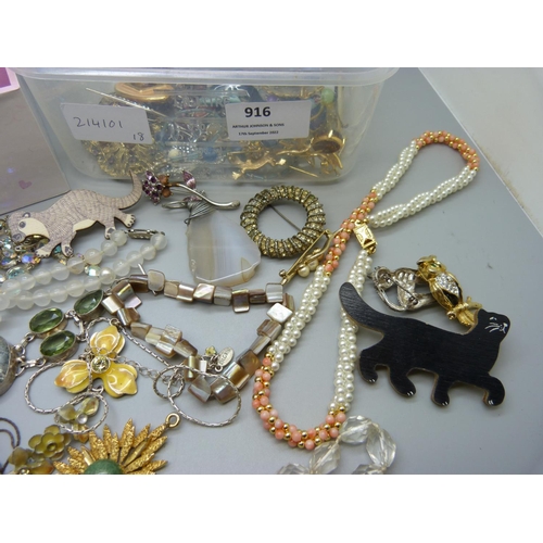 916 - Costume jewellery