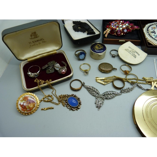 934 - A collection of costume jewellery