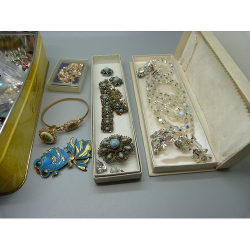 935 - A collection of costume jewellery