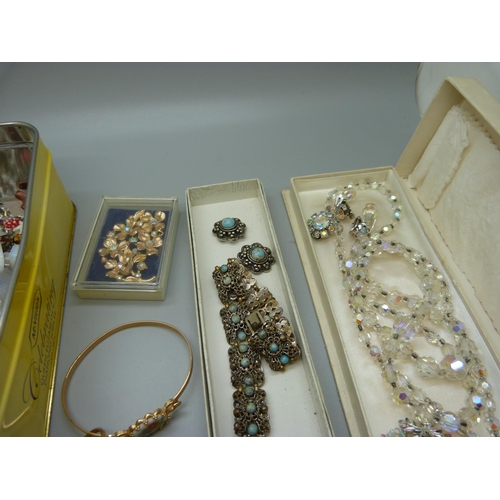 935 - A collection of costume jewellery