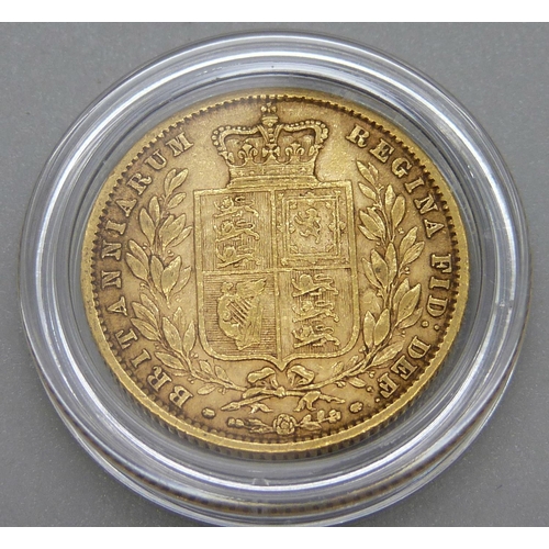 938 - A Queen Victoria 1861 full sovereign, young head shield back