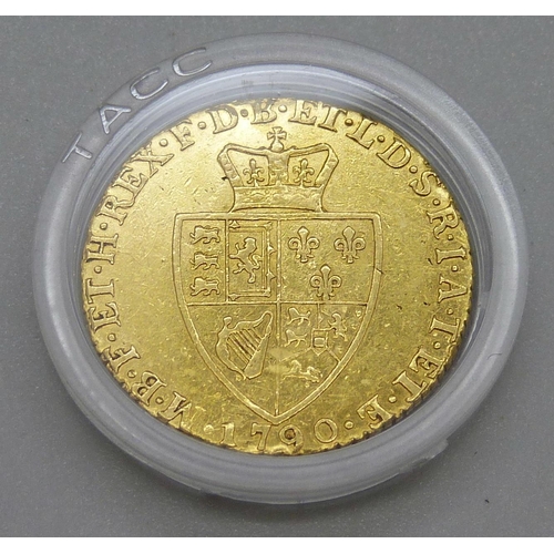 939 - A George III 1790 guinea, crowned shield back