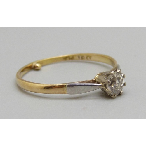 961 - An 18ct gold, platinum and diamond solitaire ring, approximately 0.25ct diamond weight, 1.5g, M