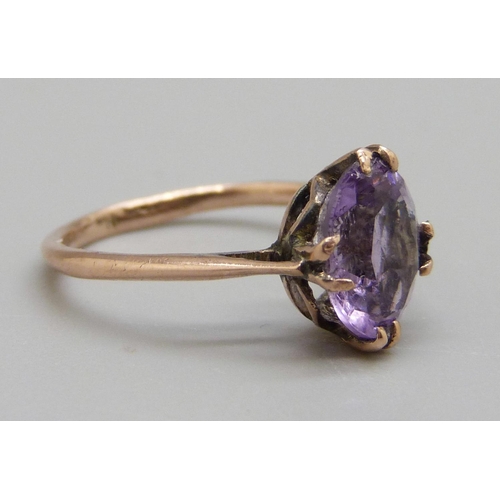 962 - A 9ct gold and amethyst solitaire ring, 1.5g, K