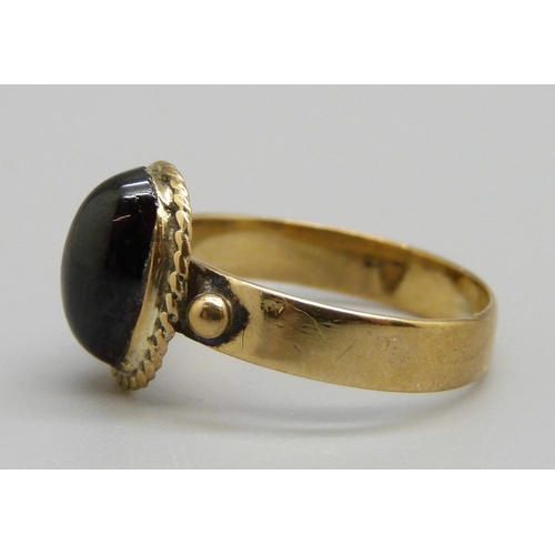 964 - A 9ct gold and garnet cabochon ring, 3g, O