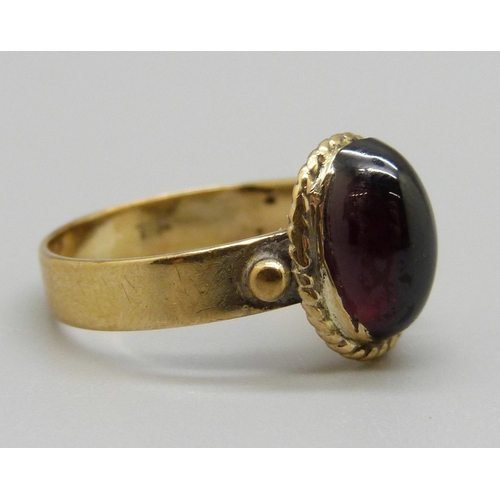 964 - A 9ct gold and garnet cabochon ring, 3g, O